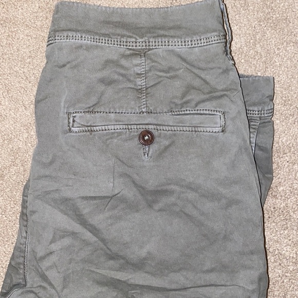 Olive green, flat front Mens shorts - Picture 4 of 4